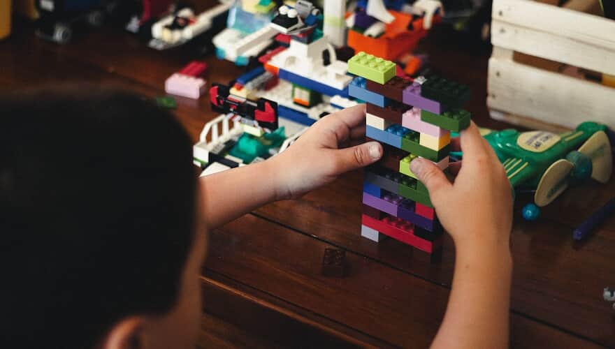 Criança brincando com blocos